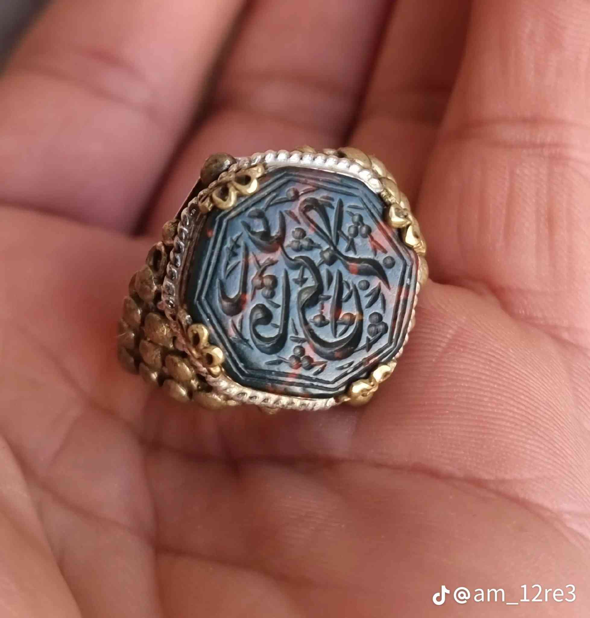 يماني قنداش اخضر قديم مخطوط ( يافاطمه اغيثيني ) صياغه يدويه ثقيله قياس 26 / ملاحضه الصياغه مابيها نحاس كلها فضه فقط طلاء نحاسي للجماليه سعر 175 الف مكاني مدينة الصدر  *********** لٱ يوجد توصيل
