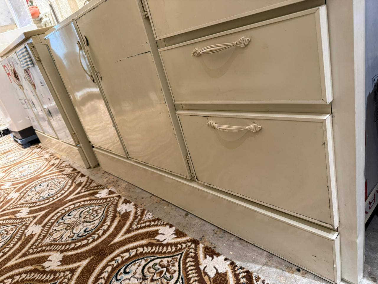 كاونتر ويه السنك مالته سيت مرتب وبيهن ميزه اكو قطعه جوه تنرفع حته تنضف الارضيه
طول السنك ١٢٠ عرضه ٥٦ 
طول كاونتر ١٦٠ عرضه ٥٠ ارتفاعه ٨٥
مكانهن شارع فلسطين ***********
