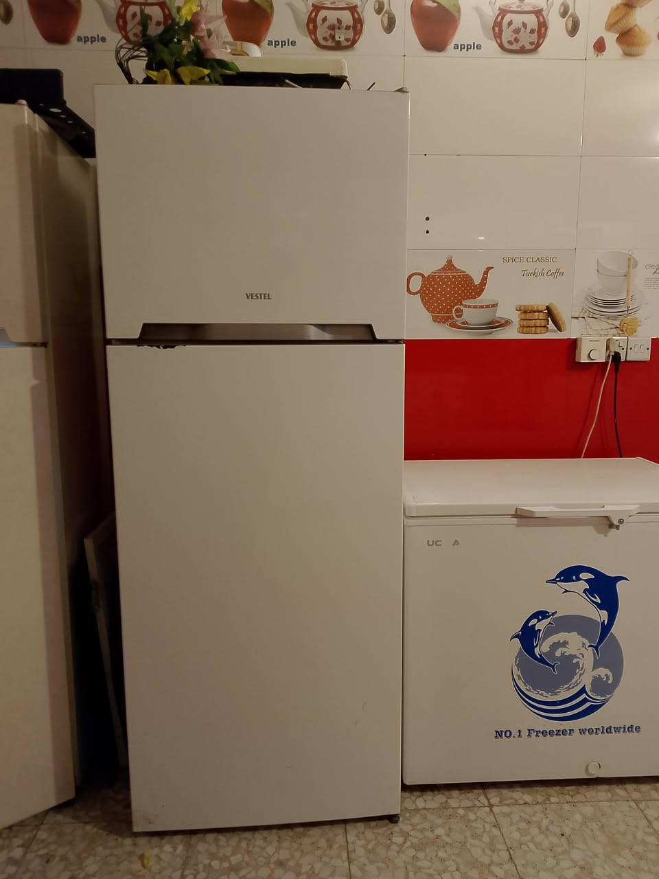 السلام عليكم شلونكم اخواني عندي ثلاجة مستعملة بس نظيفة وتجمد مثل ماموضحة بالصورة  يرجى الاستفسار على هذا الرقم او الواتساب ***********
