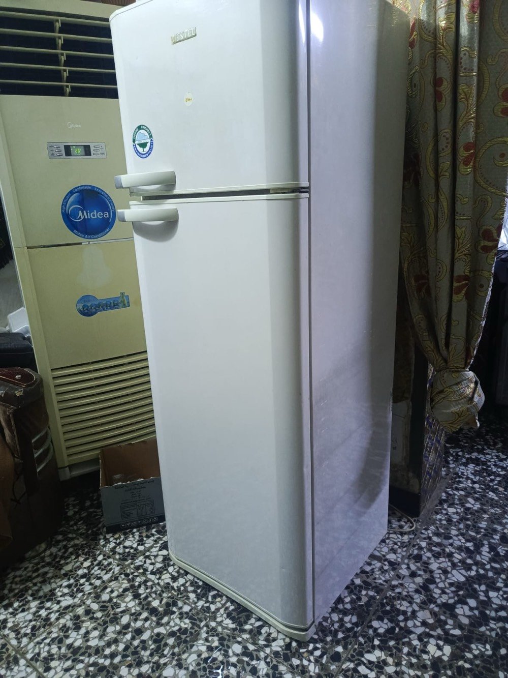 ثلاجة 16 قدم شغالة  تجميد فوك و جوة سعر 140 المكان بغداد الرئاسة مال عبيدي شارع عشرين ***********