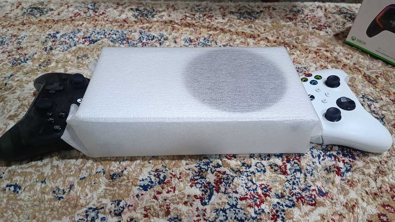 للبيع اكس بوكس سير يس اس نضيف مابي عيب ممفتوح انتاج 22 ويا يدة ثانية درجى اولاى وبي العاب مملوكة هواي فقط بي ملاحضة بسيطة اليدة البيضة بيه عطل بصيط تتصلح ب 5 فقط وجهاز نضيف كلش سعره 335 للأتصال ***********
