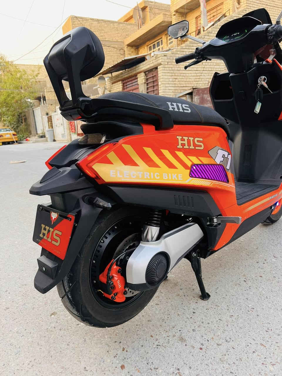 سلام عليكم ورحمه الله وبركاتو
دراجه شحن نوع HlS فضائي 
ملف 3000 حقيقي عدد البطاريات hls6
عدد النمر 5 مع R سرعه حقيقي 80 
تقطع مسافه من 70 ال60 k
لدات امامي جانبيه فلاشات بلوتوث 
حجم التاير 12/70/130 
السعر 950 وبيه مجال قليل جدا جدا 
مكاني بغداد الزعفرانيه ***********
