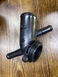 يتوفر لدينا    كوع ماء  جيب كومباس  اصلي  محرك 2000 تيربو  23-25   يتو...