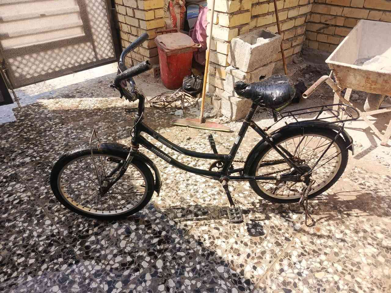 بايسكل للبيع السعر ٢٥ يرادله بس ماشة سعرهة ١٠ مكاني بغداد المشتل الشراي يتصل عل رقم ***********
