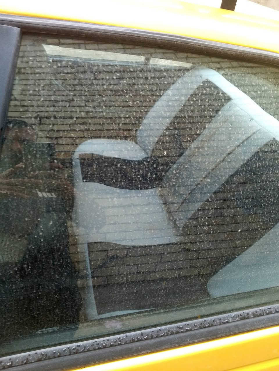 السلام عليكم شباب بيجو روى موديل 2009 رقم بغداد نكليزي هيه وغرمات مصفر بسمي تحويل 2  (١٨) وبيه مجال قليل ***********
