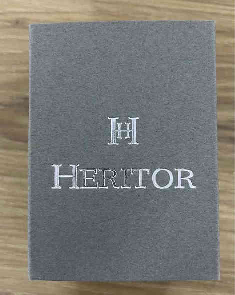 إذا تدور على ساعة تلزم اليد وتكول أناقة… فهذي هي المطلوبة!
ساعة Heritor Valentin – Automatic تصميم ملكي، حركة ناعمة، وحضور يخبل.

⸻

⭐ المواصفات
 • حركة أوتوماتيك بـ 20 جوهرة… دقّة وثبات بدون بطارية.
 • هيكل ستانلس ستيل 316L قوي وما يصدأ.
 • زجاج معدني بطبقة سافير ضد الخدش.
 • عقارب مضيّئة، خلفية شفّافة تبين مكينة الساعة.
 • حزام جلد طبيعي عالي الجودة.
 • تاريخ + طور القمر بشكل فخم جداً.
 • مقاومة ميّه 5 ATM.

⸻

📏 الحجم
 • حجم الهيكل: 38مم
 • ويه التاج: 41مم تقريباً
 • السمك: 14.5مم
 • عرض الحزام: 22مم

⸻

💰 السعر: ٥٠٠ الف 

قطعة فخمة، ناعمة بالحركة، وتنسيقها على أي لبسة يطلع روعة.

للتواصل خاص او واتس اب
*********** بغداد
