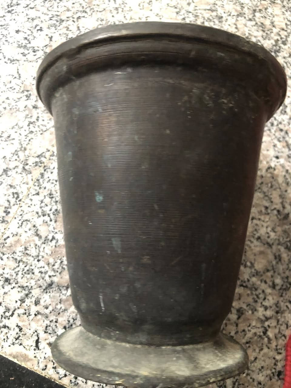 السلام عليكم هاون للبيع قديم صار اكثر من 40سنه عدنه  بدون يده بقه بس الهاون ارتفاعه 19/ب18ونص الوزن الثقيل 
اخوان انا ماعرف بيهن السعر قفل قفل ب75 مكان البصرة ماعندي خدمة توصيل ***********
