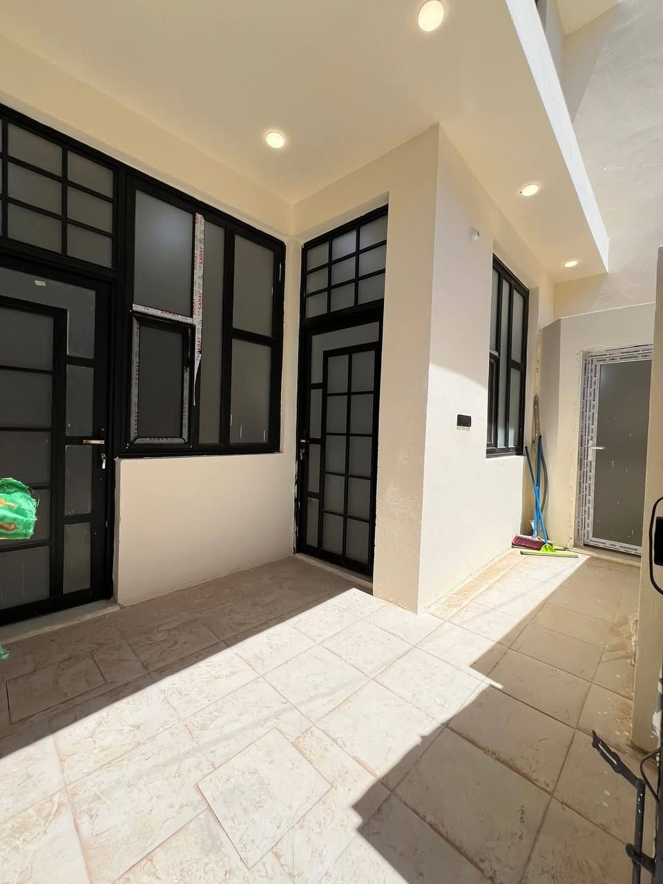 🏠 دار للبيــــــــــع #حـــديـــــث غيــــر مسكـــــون
فـــي حـــي الطيــــــارة قـــــــرب اســــــواق العـــــــائلـــــة
________________
المساحـــــــة // 118م
 #طابـــــو #زراعـــــي #صـــــرف #سنـــــد25 
الواجهــــــــــة  // 6.75م
النـــــــــــــــــــزال// 17.5م
________________
🧱🏗️ #الطابــــــــــــــق #الأرضـــــــــــــي
غرفــــــــــة وصالـــــــــة وهـــــول ومطبــــــــخ ومجمـــــــــع صحيــــــــات داخلــــــــي وخارجــــــــــي وطـــــارمــــة...
🧱🏗️ #الطابــــــــــــــق #الثانــــــــــــــــي
غرفتيـــــــــــن وهــــــــــول ومجمـــــــــع صحيــــــــــات وسطـــــح ...
________________💲

السعـــــر والتفــــــاصيـــــل علـــى الاتصـــــــــال
_____________
#مكتـــــب
  🌛🌐الخــــارطــــة العقـــــاريــــة🌐🌜
#الكائـــــــــن
   فـــي ⇩ حـي_الطيـاره_شـارع_25_الـرئيســي_قــرب
_المــــدرس_حسيـــن_طيــــاره
0️⃣7️⃣8️⃣2️⃣5️⃣2️⃣1️⃣2️⃣5️⃣6️⃣5️⃣📲
___________________________________
_____________________________________________
