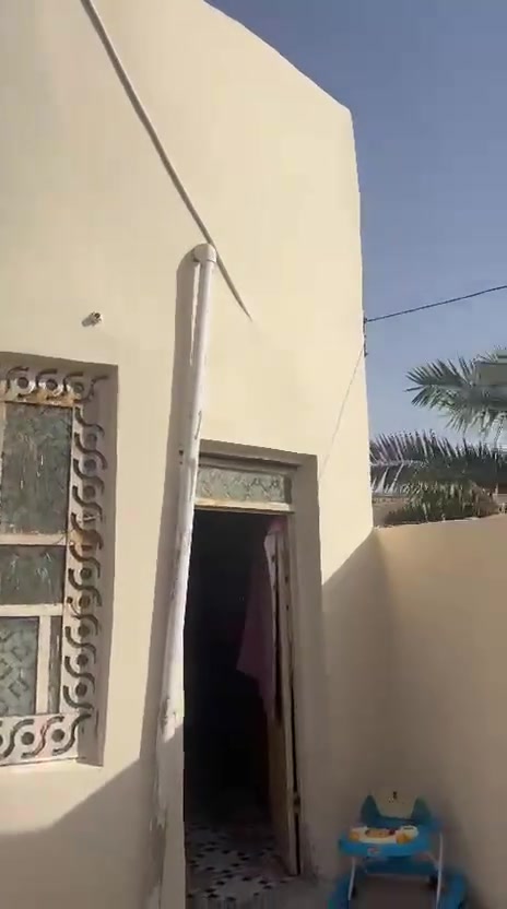 السلام عليكم مكلف بنشر بيت طابو زراعي سند ٢٥ مرقم من البلديه مكان العباسيه خلف حي الشهدا مساحه البيت ٢٠٠ متر  يتكون من استقبال ومطبخ وصاله كبيره وغرف  ٢ نوم كبار وحمام داخل البيت وخارج البيت نضافه كوله كاشي سيراميك واي استفسار الاتصال على الرقم ***********
