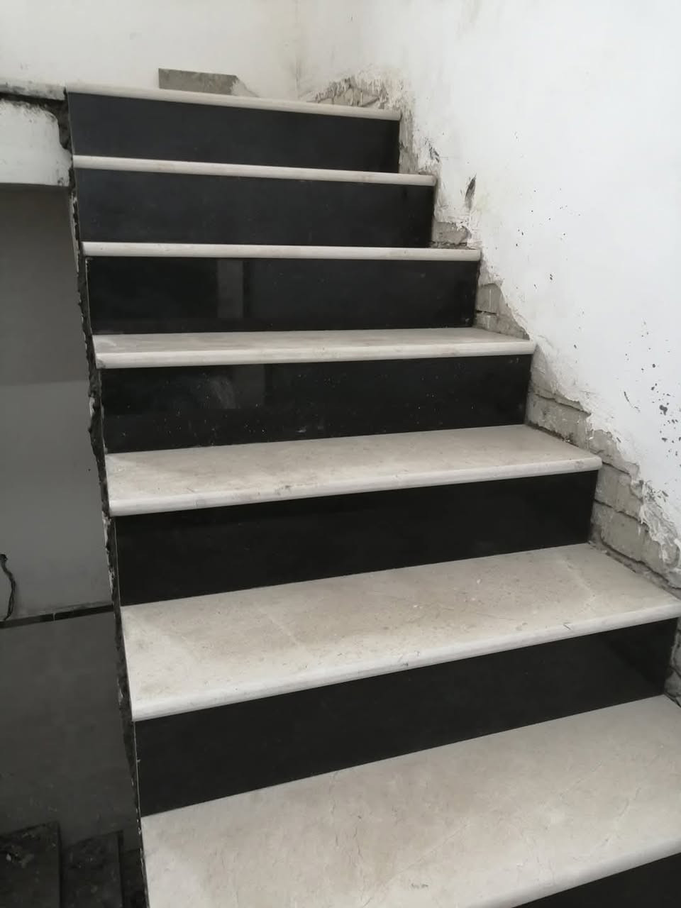 سلام عليكم خلفه سيراميك ومرمر متفرغ حالين  اشغل محافظات وتساب 
الاتصال ***********
