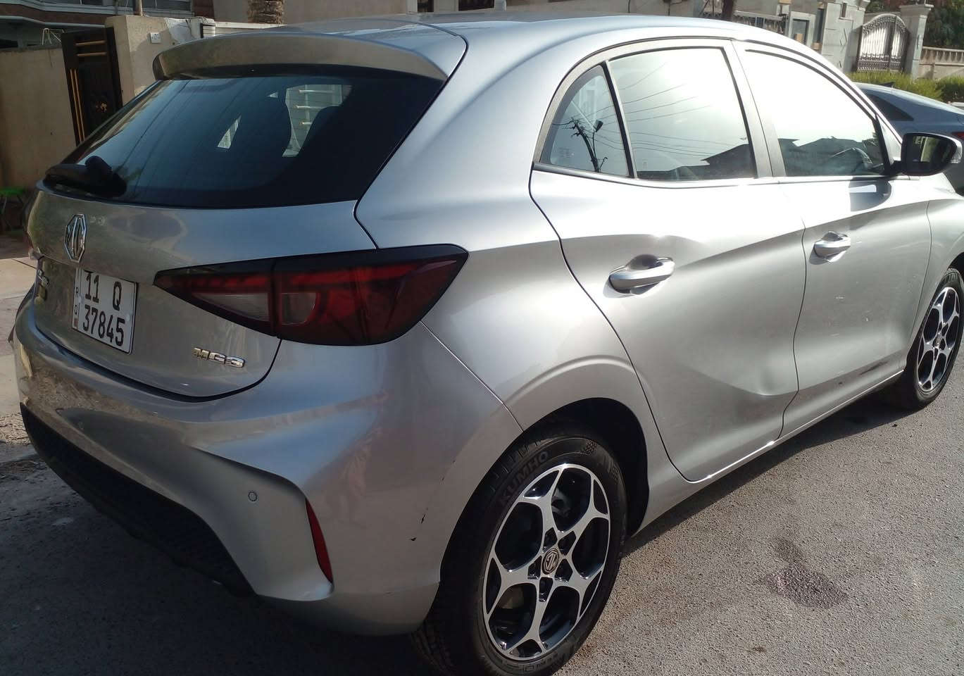 السلام عليكم .. ام جي ٣ .. ٢٠٢٤ بالضمان ماشية ٧٥٠٠ كم .. رقم بغداد .. فوول عدى الفتحة .. ( بصمة .. شاشة كامرة هاند بريك كهرباء .. اوتو هولد حساس خلفي ويل كب كروس سرعة ) السيارة بيها رصعه بباب السايق و٣ او اربع رصعات بنيد وقمارة وطخة بالصندوق عله وضعها السعر ١٠٠ ورقة .. للاتصال ( *********** ) مكانها بغداد .
