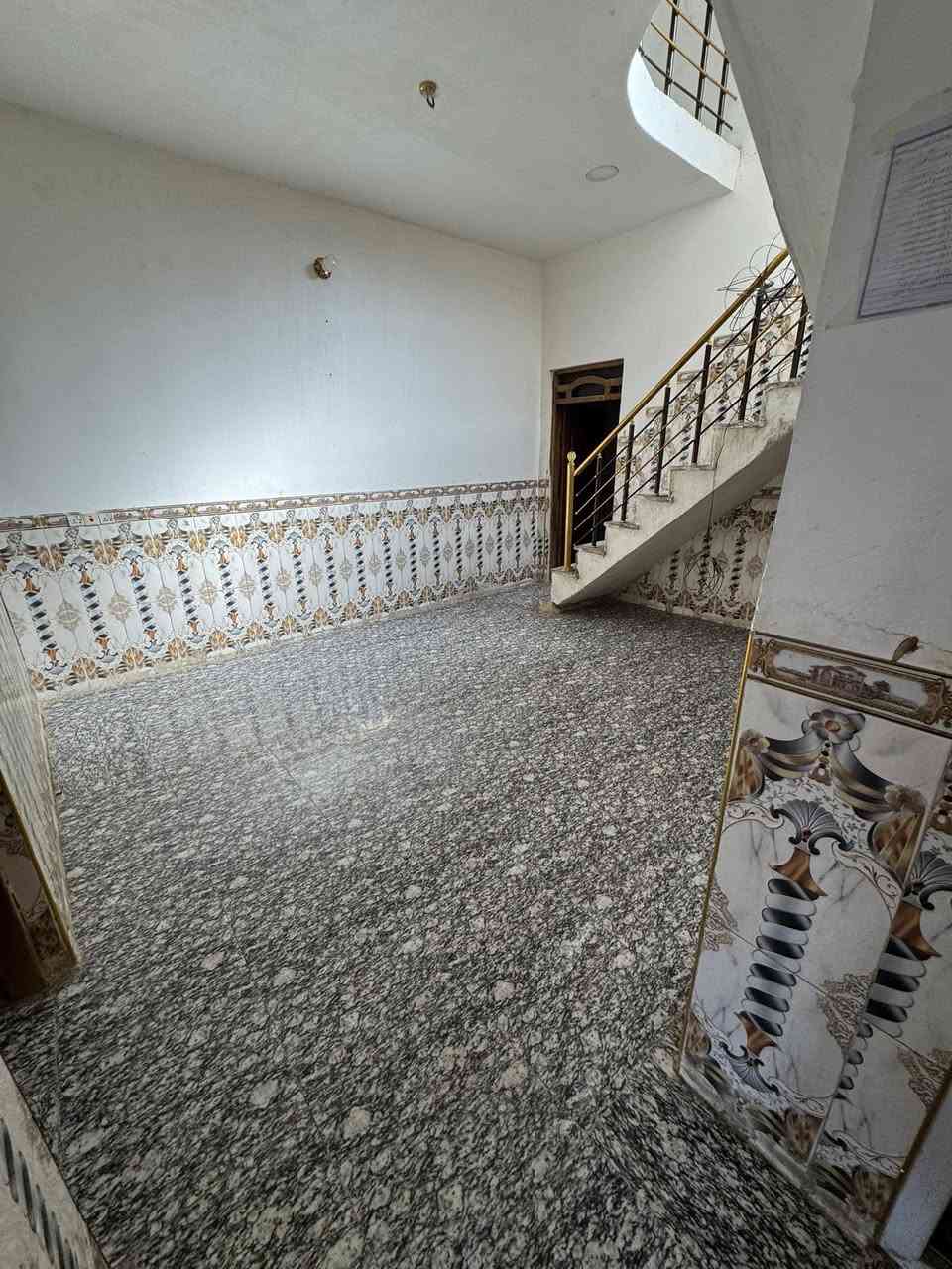 سلام عليكم يوجد دار ليجار المساحه ١٢٠ م بي غرفه وحده وصاله وستقبال ومطبخ وصحيات بيت جديد بناء فول العنوان ابو رمانه قرب مدرسه بابل سعر يجاره ٣٥٠ الف اي ستفسار لاتصال ***********
