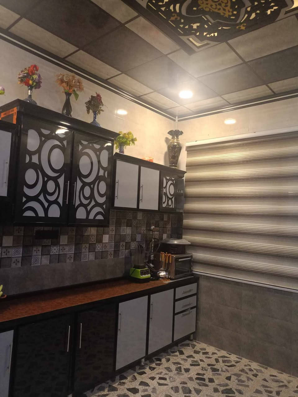 دار للبيع او معارض🏠
📑 📄 سند طابو الأيمن 
مساحة الدار 200 متر واجه 8متر نزل 25
6🛌 نوم
2 هول
استقبال كبير
مطبخ حار بارد
موقع الدار مشيرفه الثانيه جمعية النسيج خدمات ماء كهرباء شارع تيكله 
بناء🦺 📏 📐 🪏 🪟 حديث
للأستفسار أكثر الاتصال على الأرقام التاليه
***********
***********
***********
