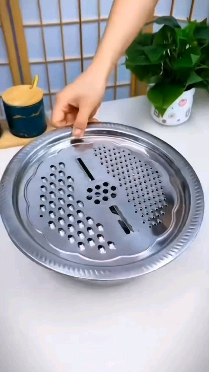 طقم أوعية ستانلس ستيل متعدد الاستخدام مع مبشرة – 3 قطع

الاستخدامات:

لغسل وتصفيه الخضروات والفواكه بسهولة.

لخلط العجين أو تقليب المكونات في المطبخ.

لتصفية الأرز والمعكرونة بعد الطهي.

لبشر الجبن والخضروات أو إعداد السلطات بسرعة.

مناسب أيضًا لخلط البيض أو العجين الخفيف.

المميزات:

مصنوع بالكامل من ستانلس ستيل عالي الجودة مقاوم للصدأ والتآكل.

تصميم ثلاثي الطبقات: وعاء كبير، مصفاة مثقبة، ومبراشة غطاء معدنية.

المبشارة تحتوي على فتحات متعددة الأحجام لتناسب أنواع التقطيع المختلفة.

يمكن استخدام كل وعاء بشكل منفصل أو متكامل حسب الحاجة.

سهل التنظيف ولا يحتفظ بالروائح أو البقع.

آمن للاستعمال مع الأطعمة الساخنة والباردة.

تصميم أنيق وعصري يضيف لمسة جمالية للمطبخ.

قطر الوعاء: 27 سم، الارتفاع: 11 سم.

محتويات الصندوق:

وعاء ستانلس ستيل رئيسي.

مصفاة ستانلس ستيل مثقبة.

غطاء مبراشة متعددة الاستخدام.

الملاحظات:

بلد المنشأ: الصين.

قياس الكارتون: طول 28 × عرض 12 × ارتفاع 28 سم.

ينصح بتجفيف القطع بعد الغسيل للحفاظ على اللمعان.

لا يُستخدم داخل المايكروويف.
