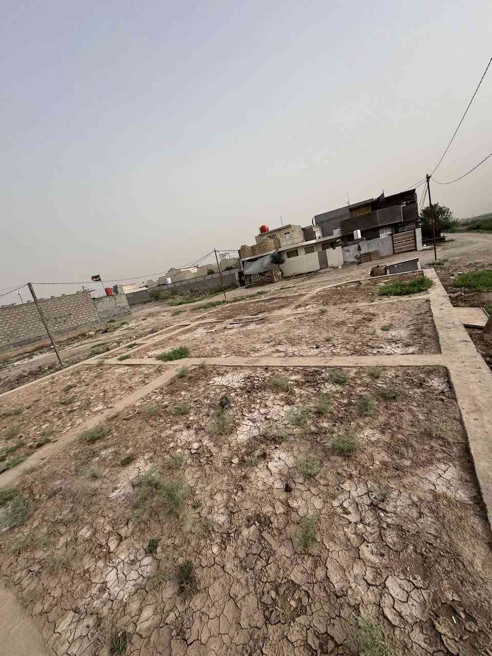 قطعه ارض حواس حي ام البنين معه رباط غرفتين وصاله ومطبخ وستقبال البيع ‭0780 265 7847‬
