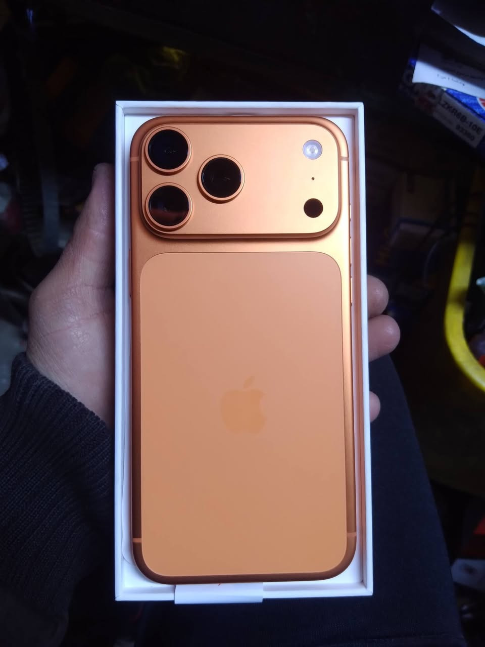 السلام عليكم عندي جهاز ١٧ برو ماكس مشحون ١٤ مره بدون اي خدش رايده٠ ١٧٥٠
 مكاني بغداد ***********
