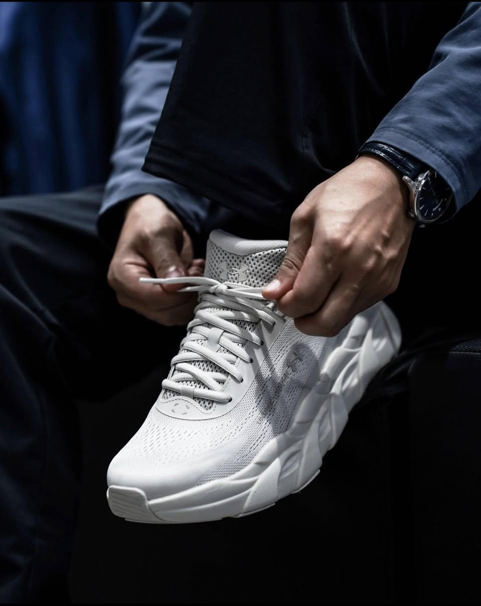 Under Armour HALO
حذاء رياضي معموله للناس اللي تريد أداء فعلي مو شكل بس.
ثبات قوي، خفة بالحركة، وراحة تخليك تكمل تمرينك للنهاية بدون ما تحس بثقل أو تعب.
مناسب للجري، التدريب، والاستخدام اليومي إذا تحب الإحساس الرياضي الحقيقي.

✔️ تصميم عملي
✔️ مريح لفترات طويلة
✔️ جودة Under Armour المعروفة

🚚 توصيل متوفر لكل محافظات العراق

القياسات 40 41 42 43 44 45 
متوفر ب 7 الوان 🏃🏼

📞 للطلب والاستفسار مراسلة أو الاتصال: ***********
🔥 لا تفوتك – الكمية محدودة، احجزه قبل ما يخلص

#UnderArmourHalo #ترندي_سنكرز #TrendySneakers
