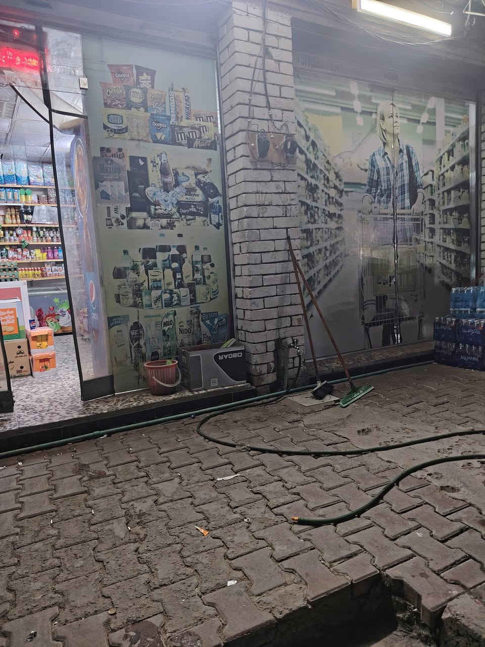 سلام عليكم أسواق للبيع شهداء العبيدي الثانية قرب سوق الميت مجاور ثانويةصفية للبنات محلات اثنين ركن عمارة تحتوي علئ عارضات عمودية عدد 9مجمدات عدد4سبلت 2طن عدد2عارضةحلويات عدد2مبردات عدد2رفرف ضلعين المحل ميز المنيوم عارضةجكايربنكات عدد4 مبردات عدد2مخزن خارجي بضاعة كاملة مع جامخانات المحل والسقف الثانوي تابعات للمحل سستم كامرات مراقبه إيجار ٣٥٠الف للاستفسار الاتصال ***********
