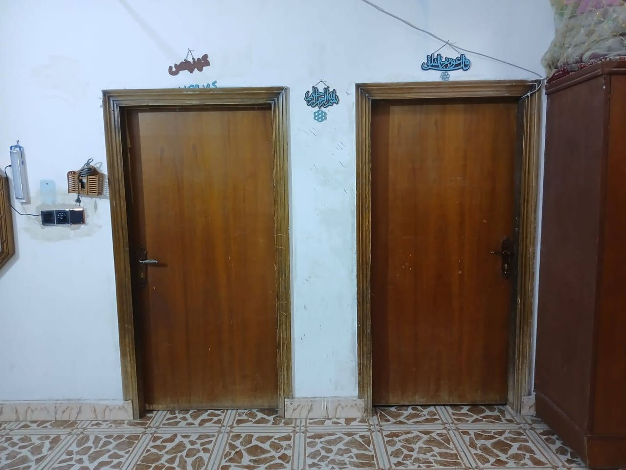 السلام عليكم بيت للبيع المساحه 206 غرف نوم عدد 2+مطبخ + استقبال+صحيات عدد 2 خارجي وداخلي +صاله للاستفسار الاتصال على الرقم *********** متوفر واتساب
