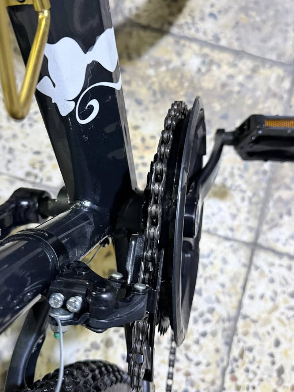 سلام عليكم شبابنا الطيبة عندي بايسكل للبيع نوعيته ماونتن بايك Mountain Bike جديد ونظيف مستخدم قليل سبعة گير ثلاث نمر ما بيه اي مشكلة ولا عطل قطع اصلية ما مبدل بيه شي وتايراته جديدة ونظيفة الاصلية زنجيل اصلي بلادي پايدرات نظيفة ما بيها اي عطل كشن مال شركة نفسها وبريكاته قوية الصينية مالته اصلية بلادي دبلات امامي وضعها ممتاز ما مشخط ولا مضروب ولا واگع البايسكل وما بيه نقص سعره 200 الف وبيه مجال حگ الجية مكاني بغداد حي البنوگ الرقم
***********
