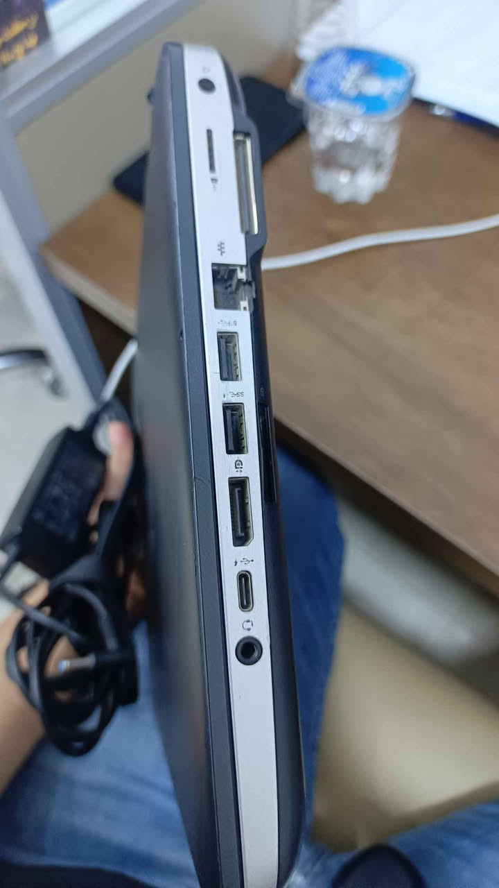 لابتوب HP ProBook 640 G3 (مستعمل بحالة ممتازة) 💻جهاز الأعمال والمهام الشاقة الأقوى والأكثر اعتمادية، يجمع بين القوة المتانة وسرعة الأداء، مثالي جداً للطلاب، المبرمجين، والمهام المكتبية.✨
 أبرز المواصفات:المعالج: Intel Core i5 (الجيل السابع) أداء قوي وسلس.
الرام: 8 جيجابايت DDR4 (قابل للزيادة حتى 32 جيجابايت).
الهارد: SSD 256 جيجابايت (إقلاع فائق السرعة خلال ثوانٍ).
الشاشة: 14 بوصة مريحة للعين ومضادة للتوهج.
كارت الشاشة: Intel HD Graphics 620 ممتاز للتصفح وبرامج الأوفيس.
النظام: مثبت عليه ويندوز 10 برو الأصلي وجاهز للاستخدام.
🔌 المميزات والمنافذ:يحتوي على منفذ Type-C الحديث ومنافذ USB 3.0 سريعة.مخارج شاشات متعددة (DisplayPort + VGA) لربطه بأي شاشة أو بروجكتر.
هيكل قوي يتحمل الصدمات والاستخدام المطول مع كاميرا HD واضحة للمحاضرات والاجتماعات. 
مع شاحن ونضافه 90 % وبطارية بحالة ممتازة 
العنوان بغداد المشتل بغداد, العراق


**إذا كنت صاحب هذا الإعلان وتريد حذفه لأي سبب، رجاءا أرسل رسالة إلى الدعم الفني**