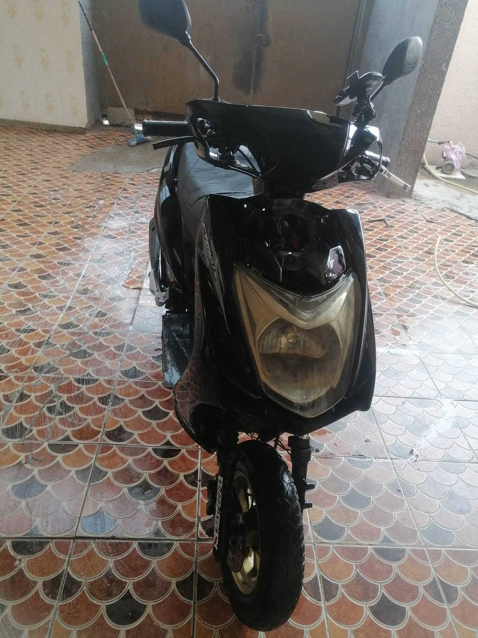 سلام عليكم دراجه سكنس للبيع مثل ما موضح بل صوره نقصه بس كفرات دراجه خير من الله شلعه ومعدل فول كلشي بيه شغال عده كفرات مثل ما موضح أمامك مكاني حصوه حله رقمي *********** وسعر ٤٠٠ الف شراي يدلل
