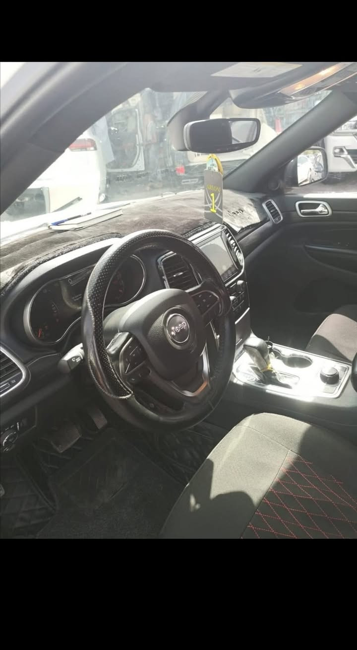 السلام عليكم 
جيب بلاك توب 2019 لون ابيض ماشية 140 ميل 6 سلندر
السياره رقم اربيل مميز 

السيارة كلين
نظيفة جداً تخم تايرات جديد و دسكات اصليه

للاستفسار ***********
مواصفات 

فتحة
تشغيل عن بعد 
كشنات و ستيرن تدفئة و تبريد
اشاير بالمري
حساسات خلفية
رادار خلفي
كشنات كهرباء
شاشة كبيرة تدعم كار بلي
صندوق كهرباء
وضع القيادة ماوس
حساس مطر
دخول ذكي

و بعد هواي مواصفات المعروفة

السيارة شرط التحويل و الغرامة
السعر 255 وبيها مجال
