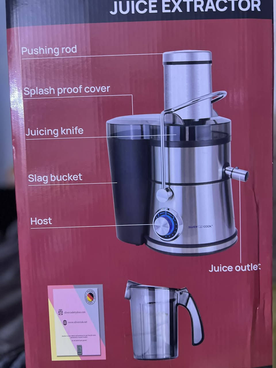 (مكلف بالنشر) 
 عصارة الفواكه والخضروات Silver Cook الألمانية (موديل KSM 232)، وهي عصارة طرد مركزي قوية مصممة لعصر الفواكه الصلبة والخضروات بسرعة وكفاءة عالية. 
أهم المواصفات والمميزات:
الأداء والقوة: تعمل بمحرك نحاسي بالكامل بقدرة 1200 واط، مما يجعلها قوية بما يكفي لعصر أقسى المكونات مثل الجزر والتفاح في ثوانٍ معدودة.
السعة الكبيرة: تأتي مع حاوية لب (تفل) ضخمة سعة 2.4 لتر وإبريق للعصير، مما يسمح بعصر كميات كبيرة دون الحاجة للتوقف المتكرر.
أنبوب تغذية عريض: يبلغ قطره 85 ملم، مما يمكنكم من وضع الفواكه كاملة دون الحاجة لتقطيعها مسبقاً، مما يوفر الوقت والجهد.
التصميم والمتانة: الهيكل الخارجي مصنوع من الفولاذ المقاوم للصدأ (Stainless Steel) بتصميم عصري وأنيق، مع قاعدة مضادة للانزلاق لضمان الثبات أثناء التشغيل.
نظام السرعات: تحتوي على مفتاح تحكم بسرعتين (منخفضة للفواكه الطرية مثل البرتقال، وعالية للخضروات الصلبة) بالإضافة إلى إضاءة LED حول مفتاح التشغيل. 
نصائح للاستخدام والتنظيف:
الحماية من الحرارة: المحرك مزود بنظام حماية من الارتفاع المفرط في درجة الحرارة لضمان عمر أطول للجهاز.
سهولة التنظيف: الأجزاء قابلة للفصل، ويُنصح بغسلها فور الانتهاء من العصر لمنع جفاف بقايا الفاكهة وتراكمها في الفلتر.
الأمان: الجهاز مزود بذراع قفل أمان يمنع التشغيل إذا لم تكن جميع الأجزاء والغطاء في مكانها الصحيح. 
باله المانيه استخدام مرة واحده
السعر 60 يتوفر توصيل


**إذا كنت صاحب هذا الإعلان وتريد حذفه لأي سبب، رجاءا أرسل رسالة إلى الدعم الفني**