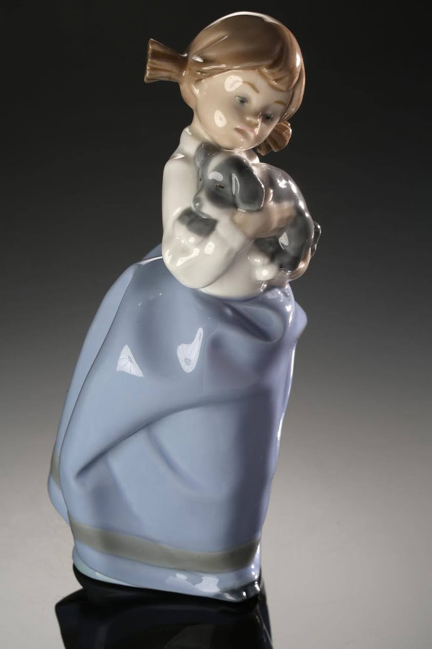 تمثال "ناو من لادرُو: فتاة مع جرو نائم 1029" المصنوع من البورسلين، هو تجسيدٌ دافئٌ للبراءة والسكينة، مُجسّدٌ ببراعةٍ في أجود أنواع البورسلين. تُصوّر هذه القطعة الفنية الرائعة لحظةً خالدةً من الرفقة والحنان، حيث تُصوّر فتاةً صغيرةً تُراقب جروًا نائمًا بسلامٍ في حضنها. المشهد يُعبّر عن الرضا والحب الخالص، ويُثير مشاعر الدفء والحماية.
صُنعت هذه التحفة الفنية بدقة وعناية فائقة تشتهر بها علامة NAO by Lladro، وتُصوّر الفتاة جالسةً في وضعية استرخاء، يعكس مظهرها وتعبيرها رقةً وحنانًا تجاه الجرو النائم. أما الجرو، المُلتفّ في وضعية مريحة، فيجسّد جوهر الهدوء والثقة، مما يُعزّز الرابطة الوثيقة التي تجمع بينهما.

تم تصميم زي الفتاة بألوان هادئة ورقيقة، مع تفاصيل دقيقة تضفي عمقًا وواقعية على القطعة. وقد تم تجسيد ملمس فراء الجرو بدقة متناهية، مما يُبرز المهارة الفنية العالية التي بُذلت في إحياء هذا المشهد. أما اللمسة النهائية اللامعة، المميزة لقطع NAO، فتُبرز ملامح التمثال الرقيقة والجمال الهادئ للحظة التي يُمثلها.

لا تُعدّ "الفتاة مع جروها النائم" مجرد قطعة ديكور، بل هي تجسيدٌ للحبّ غير المشروط واللحظات الهادئة التي تجمع بين طفلة وحيوانها الأليف. إنها بمثابة تذكيرٍ بالبهجة البسيطة والعميقة التي تُضفيها هذه العلاقات على حياتنا. يُشكّل هذا التمثال إضافةً مثاليةً لأي مجموعة، فهو يُناسب أولئك الذين يُقدّرون جمال اللحظات الرقيقة في الحياة والرابطة المميزة بين الإنسان والحيوان.

الأبعاد (الارتفاع × العرض × العمق)
: 7.5 × 3.5 × 3.5 بوصة

الوزن
13.6 أونصة
(السعر 30 ) والتوصيل مجاني ✅️🤍


**إذا كنت صاحب هذا الإعلان وتريد حذفه لأي سبب، رجاءا أرسل رسالة إلى الدعم الفني**