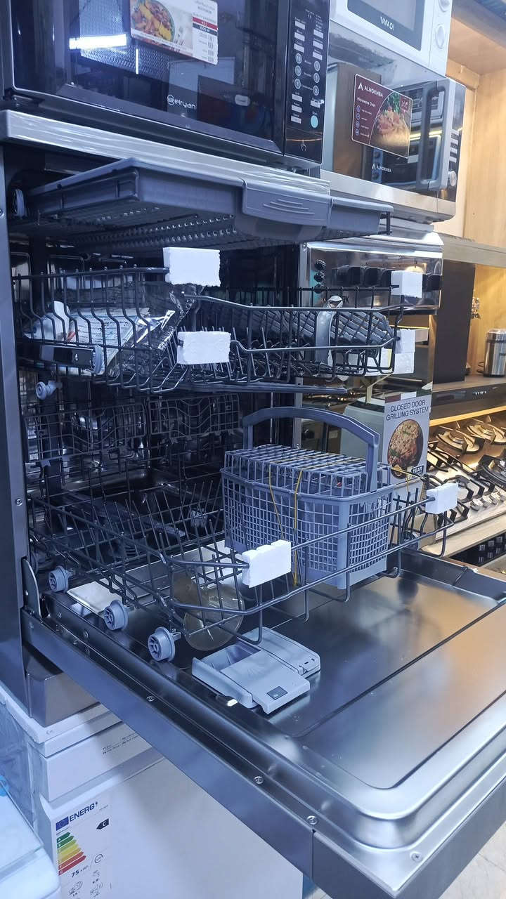 غسالة الصحون من ماركة كرافت (Crafft) تتميز بالمواصفات التالية: 
اللون: فضي.
عدد البرامج: 6 برامج غسيل.
السعة: 14 سيت (مكان تخزين).
الشاشة: شاشة عرض LED.
الميزات:
اقتصادية في استهلاك الكهرباء.
تحتوي على ثلاث اذرعه لرش الماء.
ثلاث سلات داخليه.
قفل حماية للأطفال.
صوت خافت أثناء التشغيل.
للاستفسار ***********
العنوان ديالى بعقوبه العزات 
توصيل مجاني 🚚
@أبرز المعجبين معرض البحيرة الجميع
