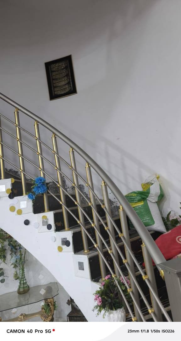 بيت طابو صرف. مساحته (300).. طابقين خلف المستشفى التركي مباشره  الارضي غرفتين صاله مطبخ حار ومناور ديوانيه خارجيه... الطابق الثاني... (٤) غرف صحيات مطبخ وصاله...
كافه الخدمات مجاري كهرباء شارع خاص مبلط للباب
مطلوب قرض اسكان (٦٠) مليون تقطع إلى حساب المشتري ... 
***********
