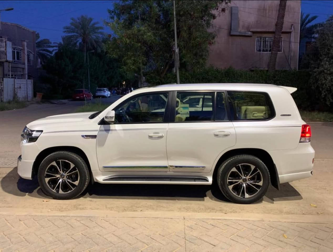 لاندكروز ٢٠٢١ ابيض استيراد خاص مكفوله من الدعاميه للدعاميه كفاله عامه بدون اي ملاحظه واي نقص مابيه ماشيه ٥٤٠٠٠كم كشن واحد كهرباء داخل جلد كامره وشاشه وحساسات خلفيه تحويل مباشر مكانه الحارثيه رايده ب٤٩٥٠٠ $ من الاخير بدون عمله رجاءا للاتصال ***********
