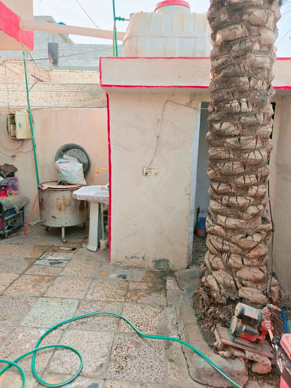 دار للبيع مساحه ١٠٠متر قاط ونص العنوان بغداد الحسينيه الراشديه خدمات مسقط قرب مدرسه ابومهدي المهندس شارع 20 السعر 48 وبيه مجال رقم *********** واتساب
