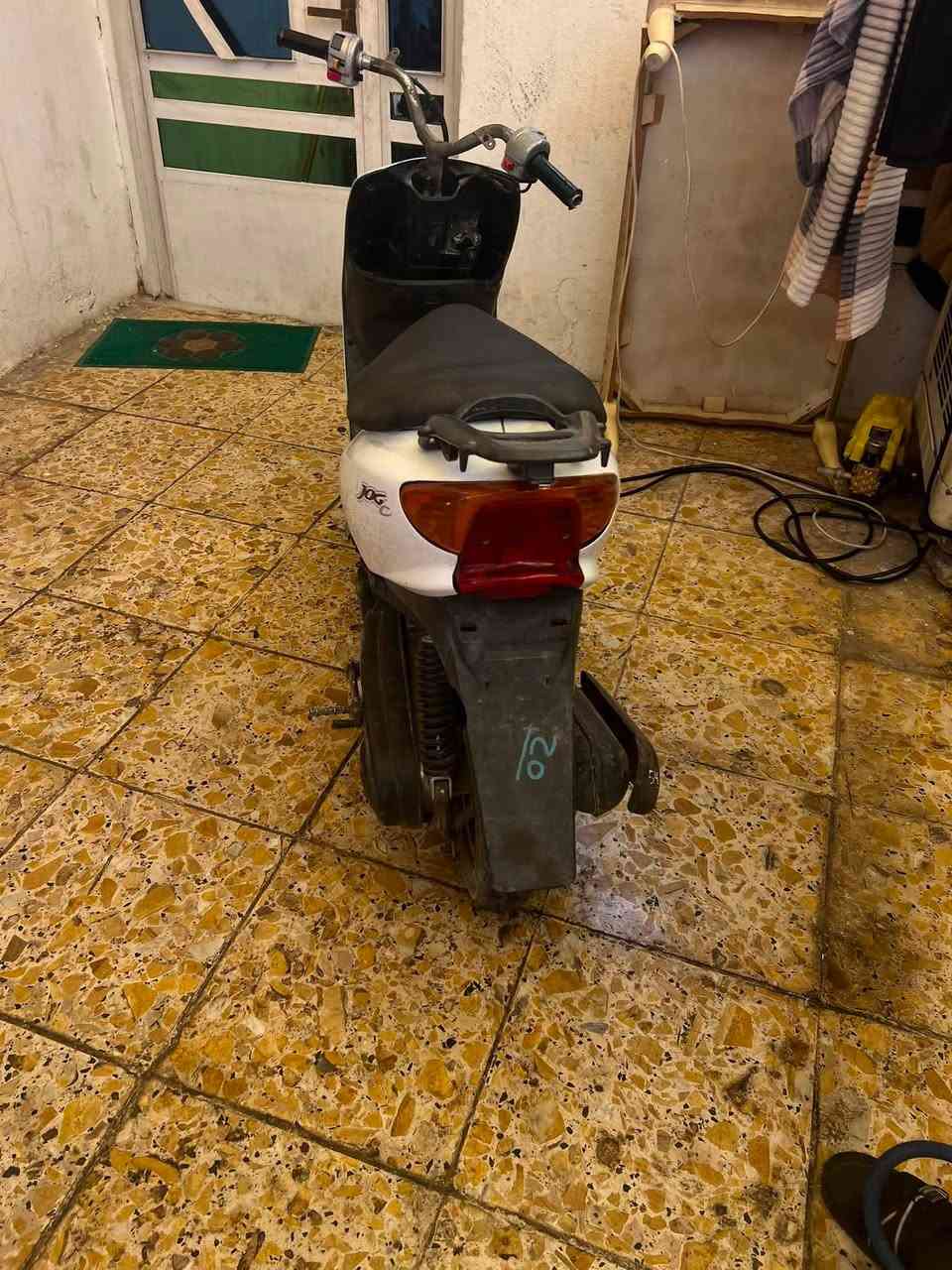 سلام عليكم دراجه عصفوريه  سرعته ٦٠ مكينه نضيفه واكسنت نضيف نقصه بس كلج خلفي وبجم مامي وباتري شلعه ومعدل بيه وجماليته تخبل رايده ١٦٠ لف وبيه مجال حك جيه مكاني حريه ساحه عدن رقمي ***********
