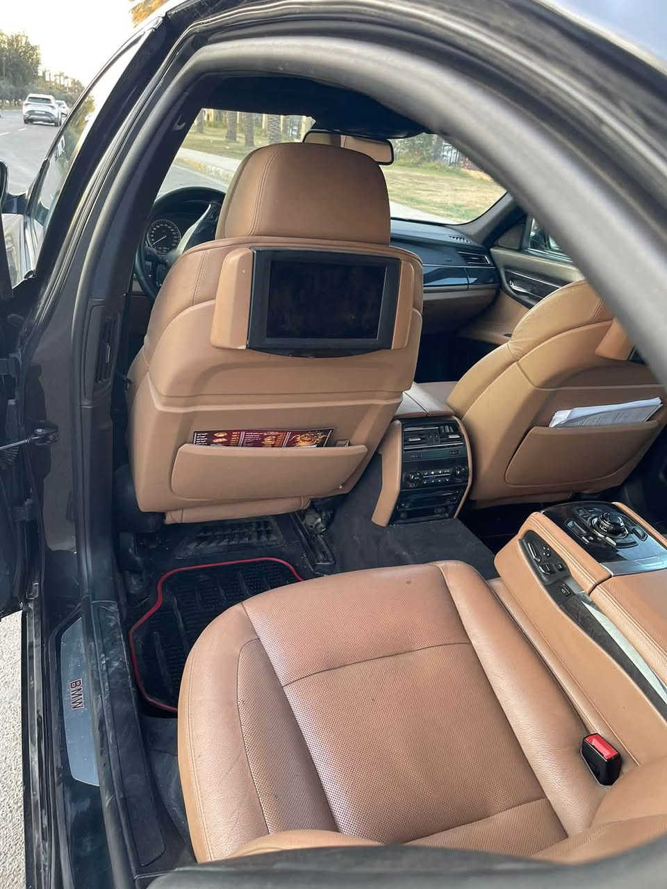 ⚜ BMW 750li ⚜ بحالة وجاهزية الوكالة للبيع او المراوس
‎نـــــوع الــــســـيارة : bmw 750li
‎ســــنـة الـــصـــــنـع2009  
عداد المسافة 190 الف كيلو متر فقط 
‎ســــعة الــــمـحــرك : 8 سلندر 
‎️️نـــاقـل الـــــــحركـة : أوتوماتيك & تيبترونيك

‎🔸️الــــمــواصـــفات : اكمل وصف فول رقم vip 1
‎اوتوماتيك ،،، تيب ترونيك ،،، فتحة سقف ،،، اضاءة داخلية ،،، اضواء عدسات ،،، مرايا كهربائية ،،، مع طي كهربائي ،،، أضواء زينون ،،، فرام ABS ،،، فرش جلد  ،،، كشافات امامية و خلفية ،،، تحكم مقود كامل ،،، تثبيت سرعة ،،، ايرباك امان كاملة،،، تطعيمات خشب فاخر كامل من الداخل ،،، شاشة اسقاط ،،، شاشة أساسية مع حساسات كاملة  ،،، حساسات أمامية و خلفية أساسية ،،، كمبيوتر رحلات ،،، مانع انزلاق..غرفة جلد فاخر لون جملي ...جميع الكراسي كهربا مع ذواكر ومساج..شاشات خلفية مع تحكم كامل....قنصل ملكي خلفي...باكاج كهربا مع شفط...بواب شفط
‎والعديد من الميزات و الرفاهيات من شركة BMW
بدون حادث كفاله من الحادث صبغ ٤ قطع فقط اثر شخط تخريب صفحه واحده
175$ 
بيع او مراوس بشي اقل
مكان السيارة بغداد 
رقم الهاتف 
***********
