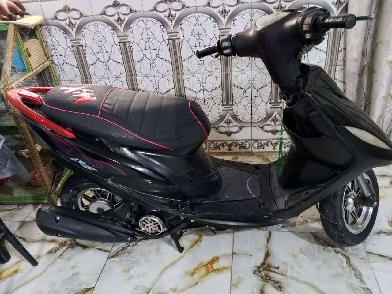 مال مستعجل ؟؟؟ دراجه ماكس عدله طالعه من الرمبه 
دراجه ناشفه حلوه تجي وتشوف 
كلجاته تيربو رياضي 
كابريته جديده 
شوته جديده 
معمره 
رايدله باتر 
وسلف 
السعر 450 وبيه مجال شوي
مكان بصره كرمه علي مركز الناحيه 
***********
