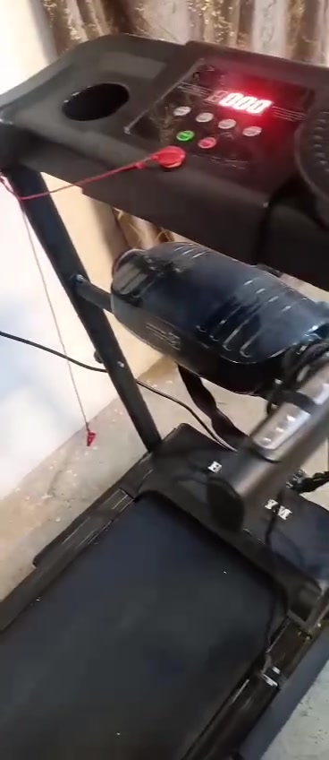 جهاز جري رياضي مستعمل شي قليل مع حزام هزاز مع قرص دوار وشاشه رقميه يتحمل لحد وزن 200 كيلو 
***********
