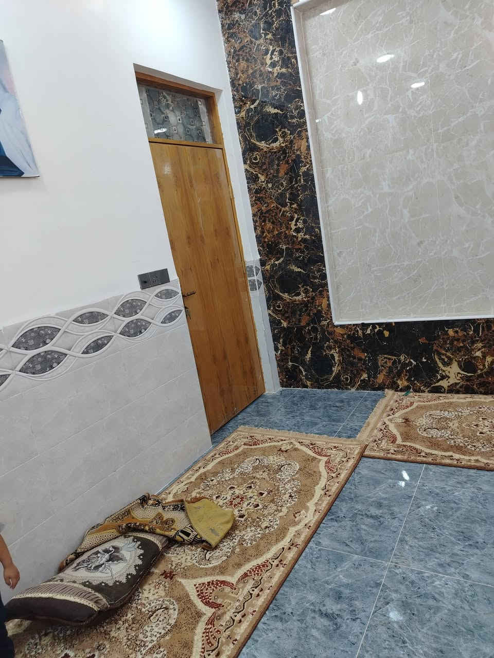 100متر للبيع حي نداء طابق ونص علئ ساحه قريب على شارع مجمع بيتي سند بسمي منطقة 52اي  ستفسار خاص او تصل ***********
