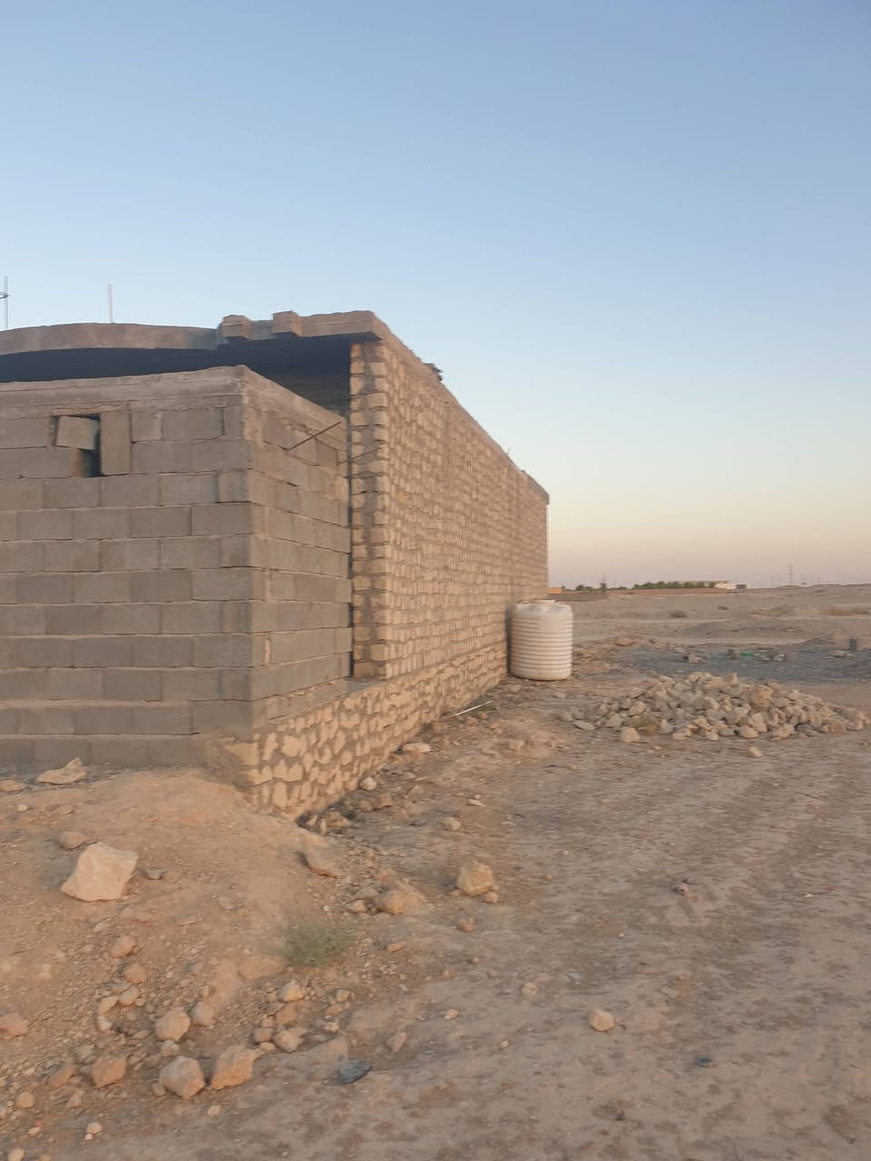 للبيع هيكل طابو صرف مسلح 

المساحة: 250 م

الموقع : خلف بانزين خانه سيف الانبار 

يتكون الهيكل ديوان +صاله + غرف عدد 2 + مطبخ + صحيات خارج داخل +البناء حجر وأسمنت 

السعر : 29 مليون وبيها مجال 

ملاحظة: البيع بالنقد فقط 

للاستفسار الاتصال بالارقام التالية:

***********

***********

عنوان المكتب: محافظة الانبار قضاء حديثة الحي العسكري بالقرب من منفذ النواعير او محمد بلنص
