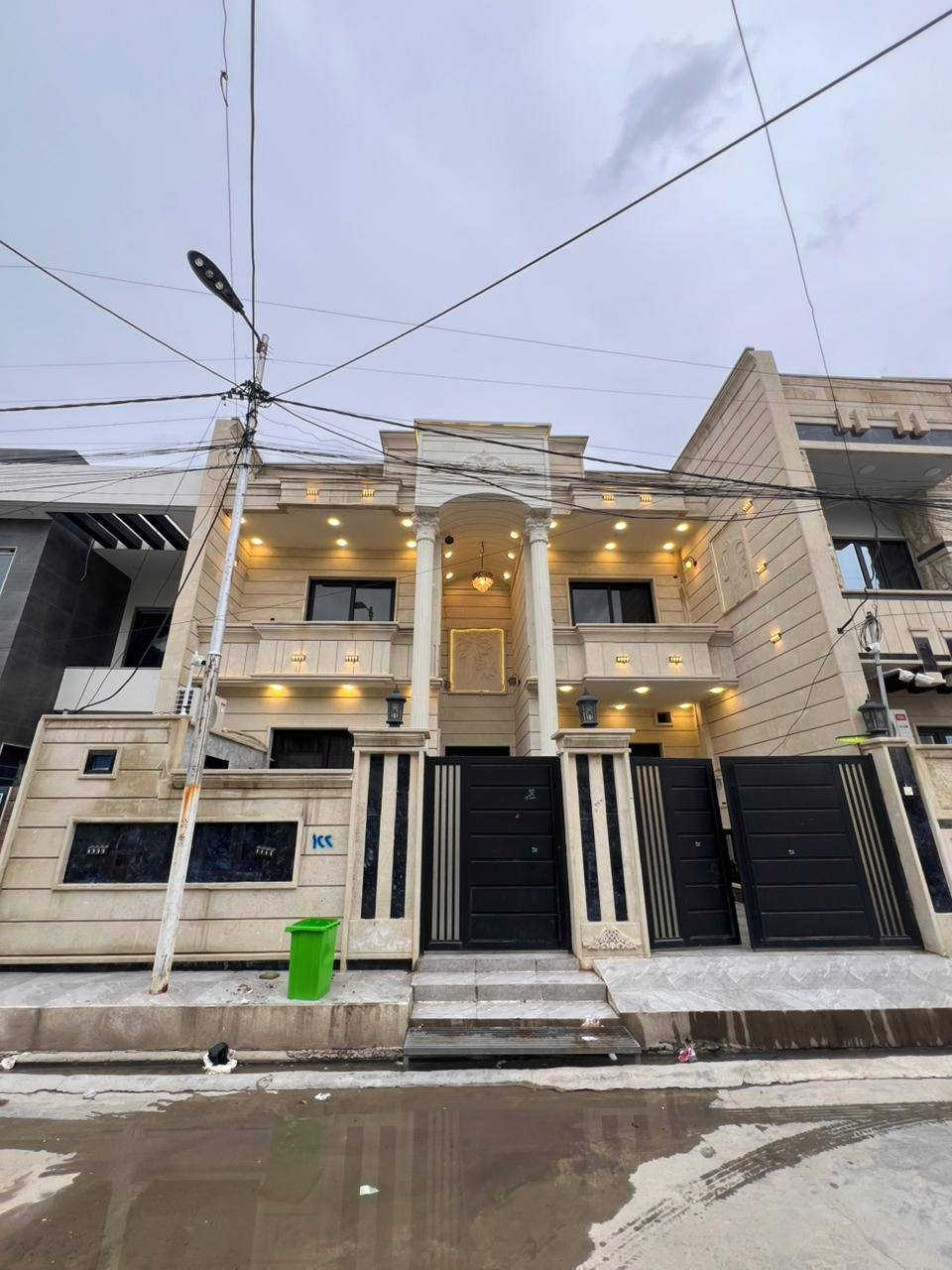 ( دار للبيع حي الملايين أولى)                               🔰#إعلان_عروضات🔰    ⚜#_شركة_إمارة_الخليج_لتجارة_العقار_ومقاولات⚜  ⬅️دار للبيع / بناء 2025 فول فول/بناء ملكي درجة اولى
🌏موقع الدار / حي الملايين أولى /شارع عرض 14.م
⏺️مساحة دار// .204م/ واجه10.م/
📃صنف العقار : سند زراعي بستان نموذج (25)
📋مستلم كارت بلديه تحويل إلى سكني 
⬅️ خدمات كامل / ماء + كهرباء + تبليط عرض شارع 14.م

⬅️الطابق الأول : غرفتين نوم + هول + استقبال + مطبخ + صحيات + مناور واسعه + كراج سيارا
 + حمام تواليت خارجي
⬅️الطابق الثاني : 4 غرف نوم واسعات + هول واسع +صحيات+ بلكونات + بيتونه كبيرا 
⬅️علق ب تم ليصلك السعر ع الخاص او اي استفسار آخر

مستعدون لأنجاز المعاملات في التسجيل العقاري ( تحويل / اقرار تمليك ) بأكفأ المحاميين ]⚖️⚖️

للاستفسار مراجعه المكتب :: او الاتصال برقم المكتب 
⬅️ا /📞//***********
⬅️عبدالرزاق الجواري
/📞/*********** /***********

🌍موقع المكتب : حي الصديق سايدين مرطبات البحرين 
قرب إفران زينب                   
   نستقبل عروضاتكم طلباتكم العقاريه                                 من دور / وأرضي                              زراعي / تجاري /سكن
