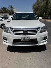للبيع لكزز Lx5700 موديل 2011سيارة بيه صبغ الجاملغ الامامي الايسر  وشوي...