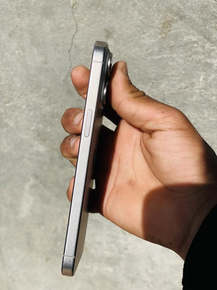 السلام عليكم
متاح 

ايفون 15برو ماكس 

لون تيتانيوم 

ذاكره 256

بطاريه 90بلادي 

نموذج M 

ماستر AAA 

وتر بروف 

فقط ضهر مفطور قليل 

ونقطه بسيطه بالشاشه 

كأمره اتصال كلشي مكفول 

 740وبي مجال بسيط 

المكان بابل شارع 80 

*********** واتساب
