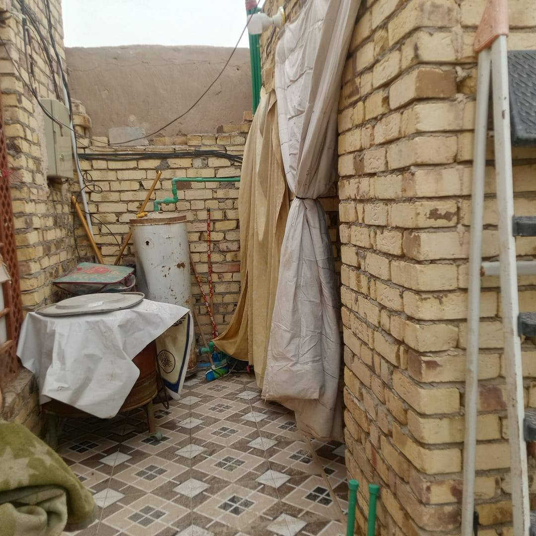 السلام عليكم بيت زراعي للبيع المساحه 170 متر الواجهه عالشط العنوان جامع الحديان بناء جديد قبل سنه يتكون من غرفتين كبار وصاله ومطبخ وصحيات خارجيه وغرفه ترك وره البيت التواصل مع الرقم ***********
