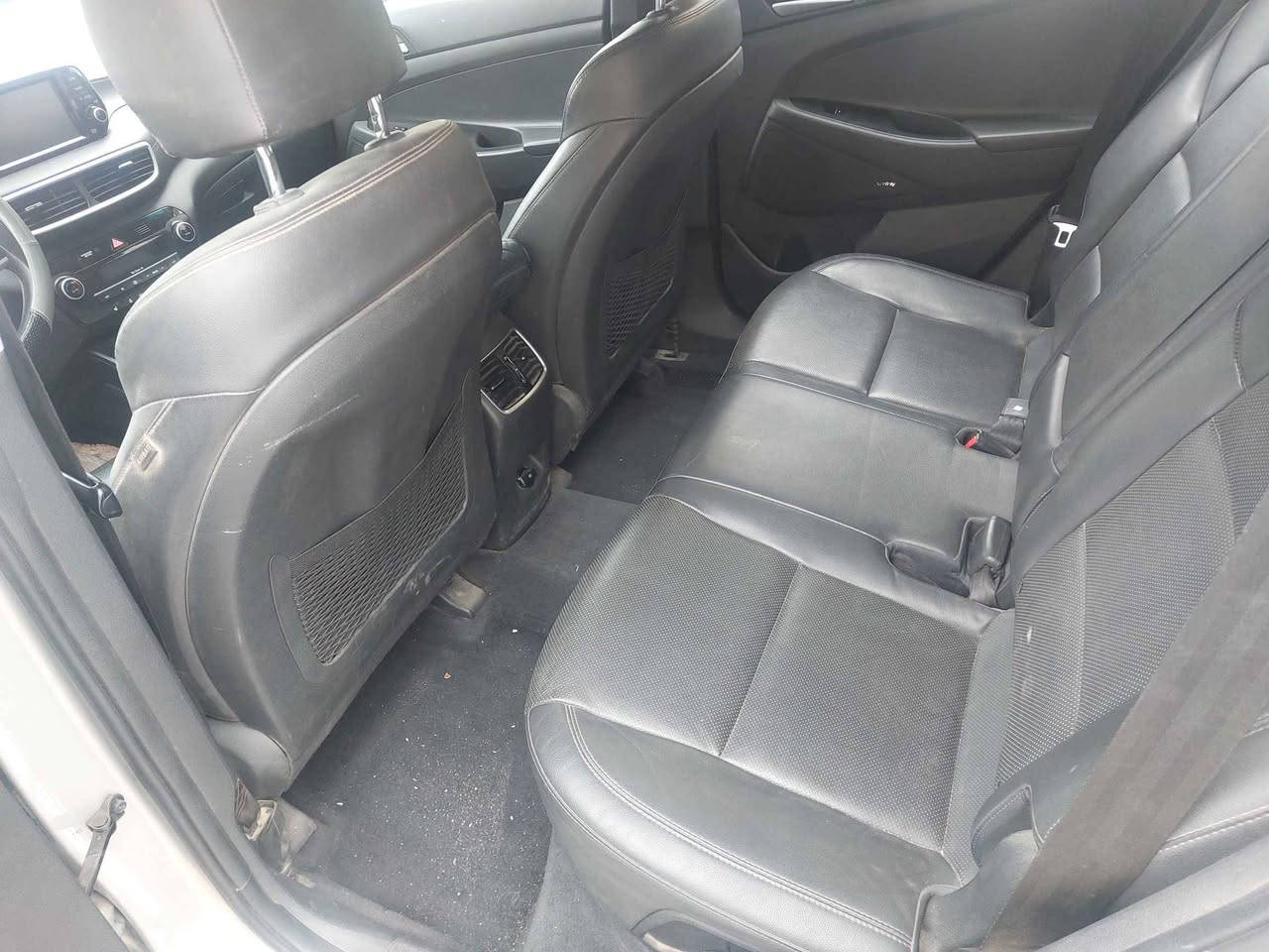 عندي توسان ٢٠٢٠ وارد أمريكي ماشية ٤٢ الف ميل محرك ٢٠٠٠ gdi رقم بغداد الإنكليزي الجديد بسمي هزة جديدة سيارة جديدة مشيها قليل اسبير منازل حادثها بنيد فقط كما موضح بصور الحادث وبيها تصليح برأس الشاصي اليمين ايرباك دركة وراجع سستم فول مواصفات ماعدا البانوراما/ بصمة/ كشنات جلد/ كراسي كهرباء/ جنطة كهرباء/ فور ويل/خمس عدسات/ هند بريك بصمة/ شاحن وايرليس/ تدفئة بالكشنات/ تدفئة بالستيرن/ رادار/ شاشة وكامرة/ تبريد بيانو وقطعتين/ لد نهاري/ تحكم استيرن وحكاية ٣ انضمة قيادة/ بصمات عدد٢/  اوتو هولد ومانع انزلاق/ السعر ١٦٥ ورقة بيها مجال ت (***********) بغداد, العراق
