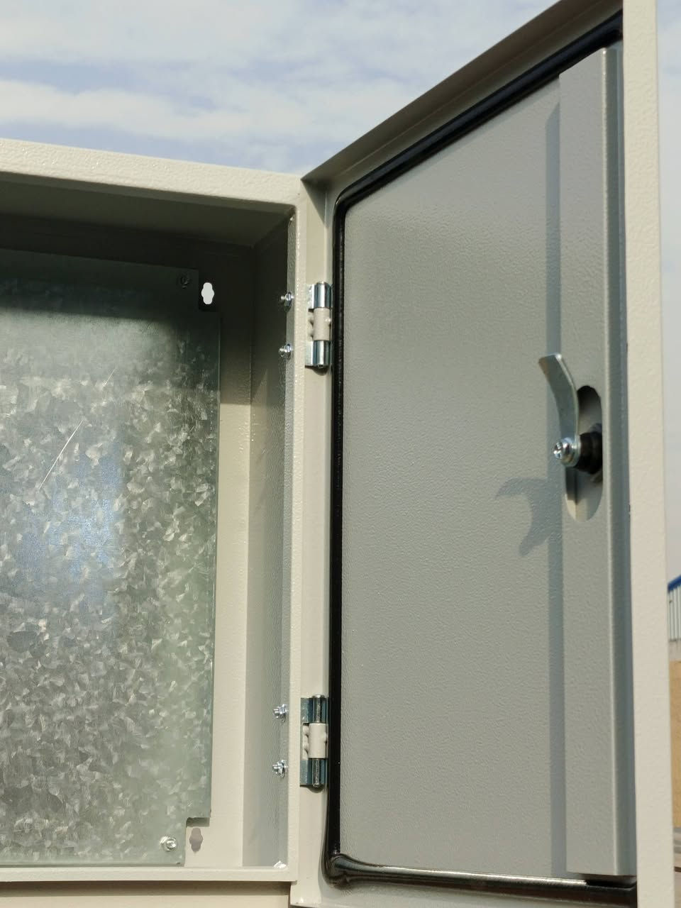 🔌
نوفر لكم بوردات كهرباء معدنية عالية الجودة، مصمّمة لتحمّل الظروف الجوية المختلفة، مع تشطيب احترافي يضمن الأمان    والمتانة
✅ مقاومة للعوامل الجوية
✅ باب محكم مع قفل أمان
✅ مناسبة للاستخدام الخارجي والداخلي
✅ متوفرة بعدّة قياسات لتناسب جميع الاحتياجات
📐 القياسات المتوفرة:
• 30 × 40 × 20 
• 40 × 60 × 20 
• 50 × 70 × 25 
• 60 × 80 × 25 
• 80× 100 × 30
• 100× 120 × 35 
(ويمكن توفير قياسات أخرى  حسب الطلب 
للاستفسار وطلب التفاصيل التواصل عبر الرقم 
***********
