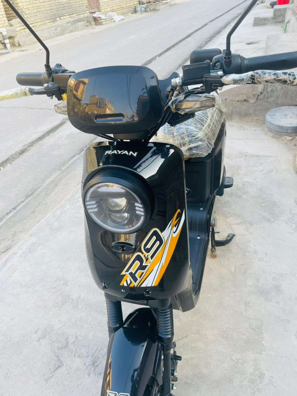 دراجة شحن R9 ريان نظافة 100‎%‎
استخدام شهرين فقط 
المحرك: 1200 واط  (ملف كبير).

البطاريات: 5 بطاريات كبيرة (60V-28A أو كرافين).

السرعة: تصل إلى 80 كم/ساعة حقيقي  (3 سرعات).

المدى: حوالي 50 كيلومتر (حسب الاستخدام والحمل).

المكابح: دسك بريك أمامي وخلفي بنظام مانع انزلاق.

الإضافات: شاشة ديجيتال، إشارات LED، 

نظام بصمة/سويج. / كارت 

إضاءة LED نهارية متغيرة الألوان.

مساعدات هيدروليكية (دبلات) أمامية وخلفية.  

(سعر خاص)


**إذا كنت صاحب هذا الإعلان وتريد حذفه لأي سبب، رجاءا أرسل رسالة إلى الدعم الفني**