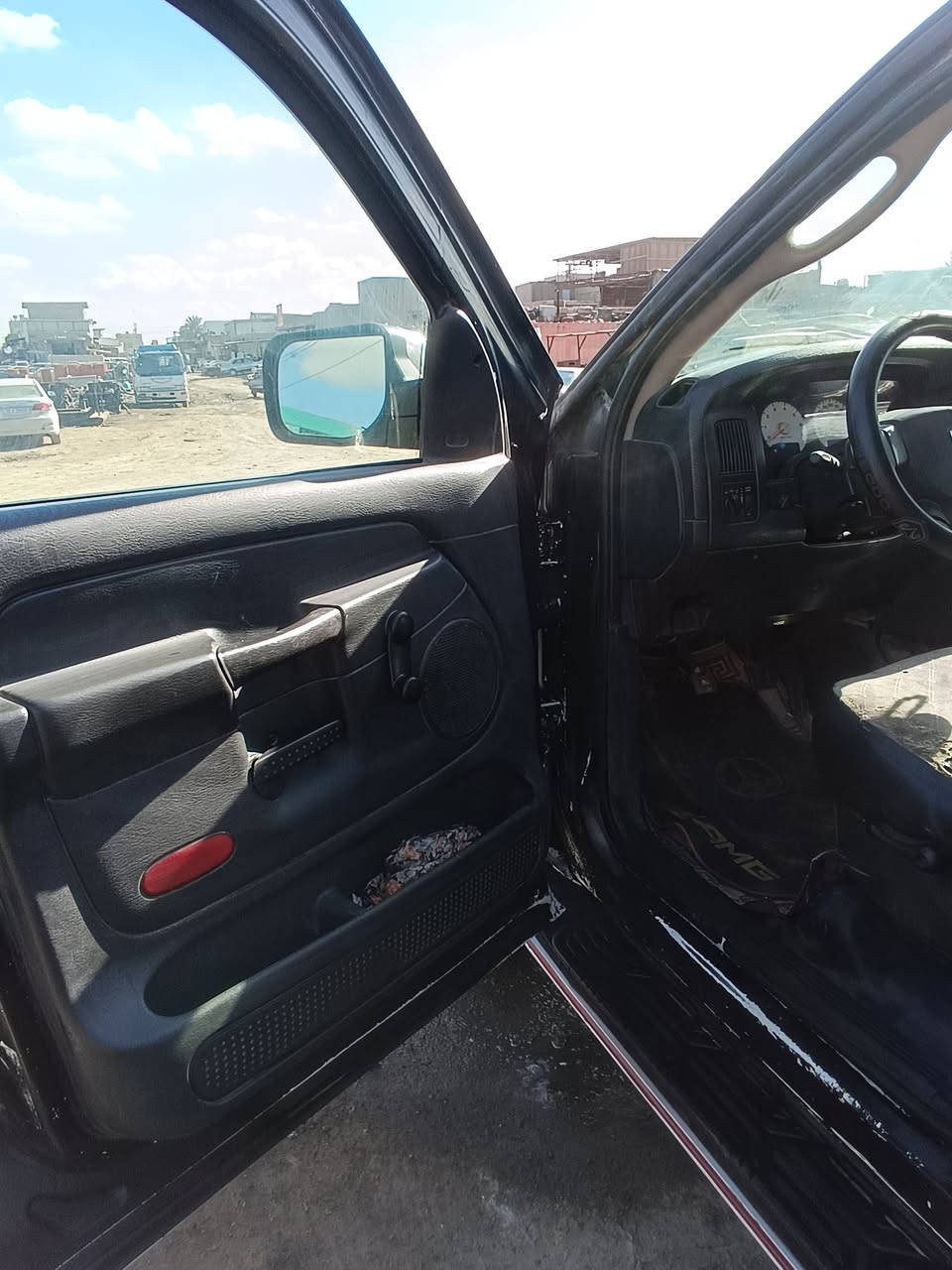 السلام عليكم للبيع دوج رام 2004 مزاد وزارة الداخلية السياره جديده  شواصي بدي كشر كله جديد مكينتها ضعف قليل كير نضيف  تبريد تدفئه صدر تخم تاير  نيكل منضومه زنون شاشه سماعات خير من الله دواخل كلها جديده كير عادي معاملتها مستلمها مال ترقيم وخصصتلها رقم ورقي السياره حلوه مال جناي السعر 60 وبيها مجال حك الجيه مكاني بابل مركز مدينه 📞***********
