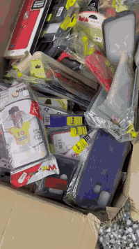 گفرات جميع اجهزة الاندرويد مشكل موديلات حلوة وراقية موجود كل الايتمات 
سعر 100 قطعة ب 70 الف 
العنوان : بغداد مصفى الدورة 
للتواصل : خاص او  ***********
متوفر 800 قطعة
