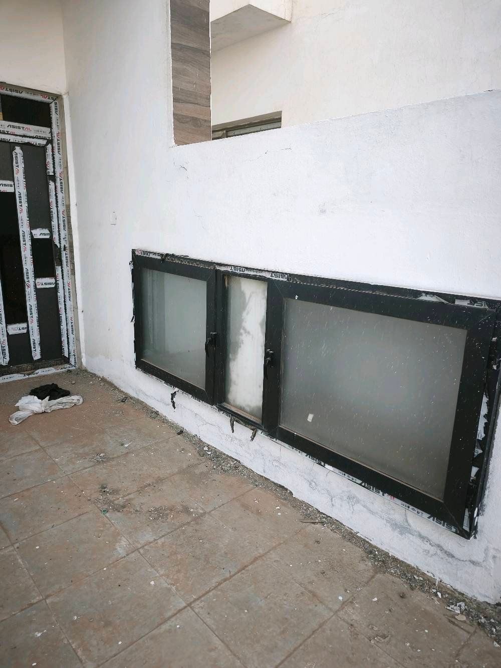 متوفر بيت في مجمع الفلوجة سيتي 
240 متر طابق واحد + بيتونه 
غرفتين نوم + مطبخ + صاله ضخمه و خطار 
 
البيت تشطيبات درجه اولى كلها عليه + سيراميك حمامات و الحمامات من itaca و البوب كلها درجه اولى و الباب الخارجي 
و البيت جاهز و كامل ما يحتاج اي صرف + بعده جديد محد ساكن بي بال نايلون 
للتواصل *********** السعر 145 مليون و بي مجال

