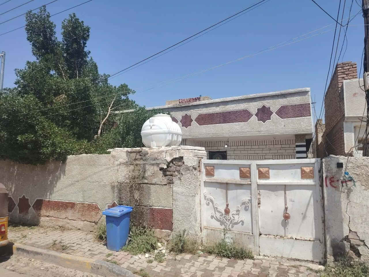 البيت بخدمات مسقط بلفرع مقابيل أسواق النبراس
مساحه البيت ٢٠٠ متر
الطابق الأول استقبال ومطبخ جبير وثلاث غرف وهول وترك دائر البيت كله
الطابق الثاني غرفتين وحمام ومطبخ
البيت بناء قديم يحتاج الترميم   السعر 125 وبي مجال لطيبين


**إذا كنت صاحب هذا الإعلان وتريد حذفه لأي سبب، رجاءا أرسل رسالة إلى الدعم الفني**